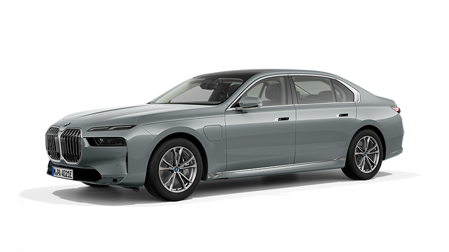 BMW 750e xDrive G70 PHEV przedni półprofil podczas postoju