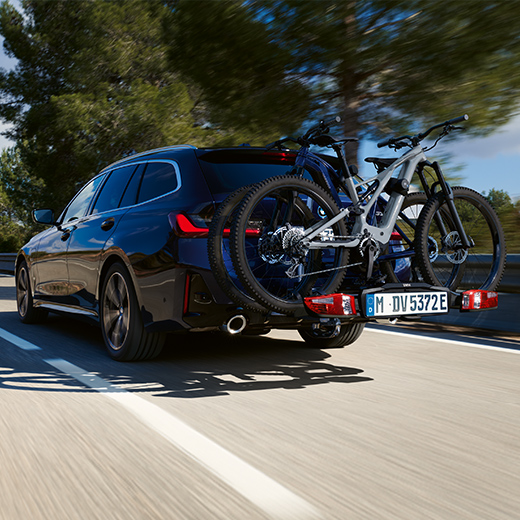 BMW serii 3 Touring G21 PHEV tylny półprofil z rowerami podczas jazdy