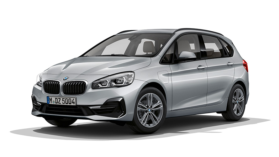 BMW 225xe Active Tourer, model PHEV, przedni półprofil BMW 225xe Active Tourer, model PHEV, zdjęcie studyjne, przedni półprofil