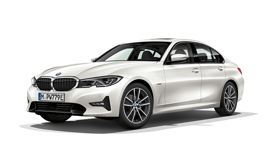 BMW serii 3 Limuzyna Plug-in Hybrid przedni półprofil BMW serii 3 Limuzyna Plug-in Hybrid zdjęcie studyjne przedni półprofil
