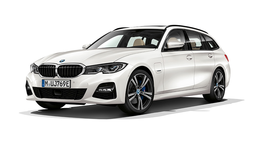 BMW serii 3 Touring Plug-in Hybrid przedni półprofil BMW serii 3 Touring Plug-in Hybrid zdjęcie studyjne przedni półprofil