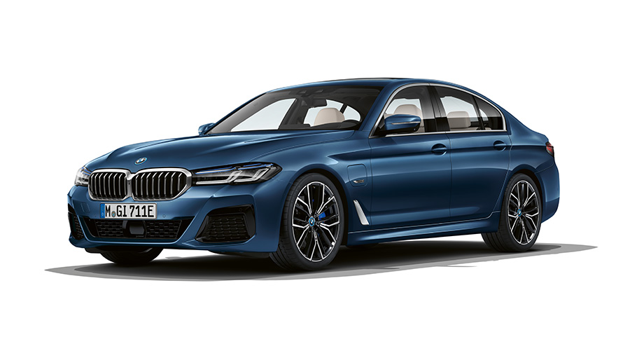 BMW serii 5 Limuzyna Plug-in Hybrid przedni półprofil BMW serii 5 Limuzyna Plug-in Hybrid zdjęcie studyjne przedni półprofil