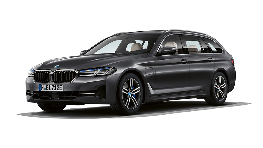 BMW serii 5 Touring Plug-in Hybrid przedni półprofil BMW serii 5 Touring Plug-in Hybrid zdjęcie studyjne przedni półprofil