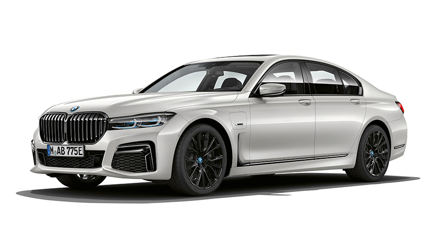BMW 745e Limuzyna, model PHEV, przedni półprofil BMW 745e Limuzyna, model PHEV, zdjęcie studyjne, przedni półprofil