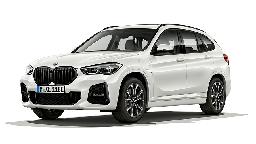 BMW X1 xDrive25e, model PHEV, przedni półprofil BMW X1 xDrive25e, model PHEV, zdjęcie studyjne, przedni półprofil
