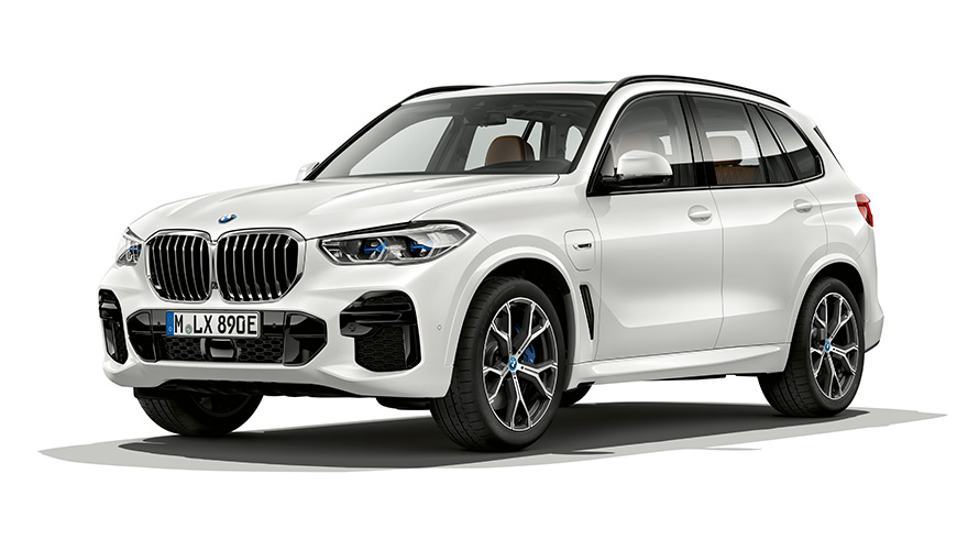 BMW X5 xDrive45e, model PHEV, przedni półprofil BMW X5 xDrive45e, model PHEV, zdjęcie studyjne, przedni półprofil