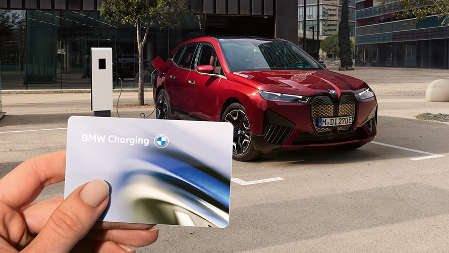 Connected Charging w BMW Maps BMW Maps Connected Charging z kartą BMW Charging i BMW iX na stacji ładowania