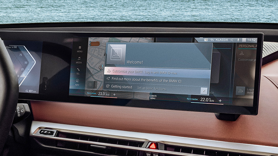 Zakrzywiony ekran BMW z wiadomością powitalną i menu ustawień dla osobistego profilu BMW ID Zakrzywiony ekran BMW z wiadomością powitalną i menu ustawień dla osobistego profilu BMW ID