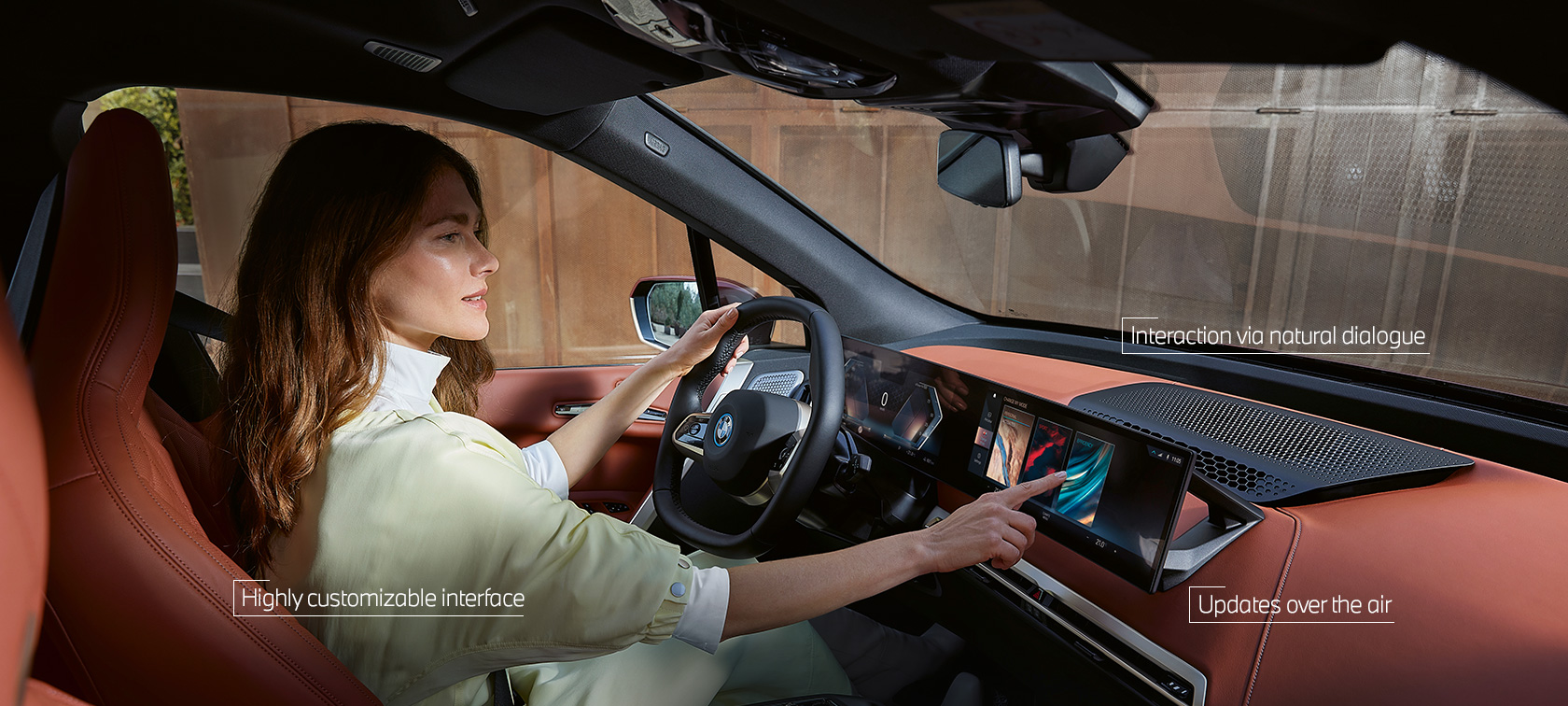 Kobieta korzysta z MyModes w BMW iDrive poprzez obsługę dotykową Kobieta korzysta z MyModes w BMW iDrive poprzez obsługę dotykową