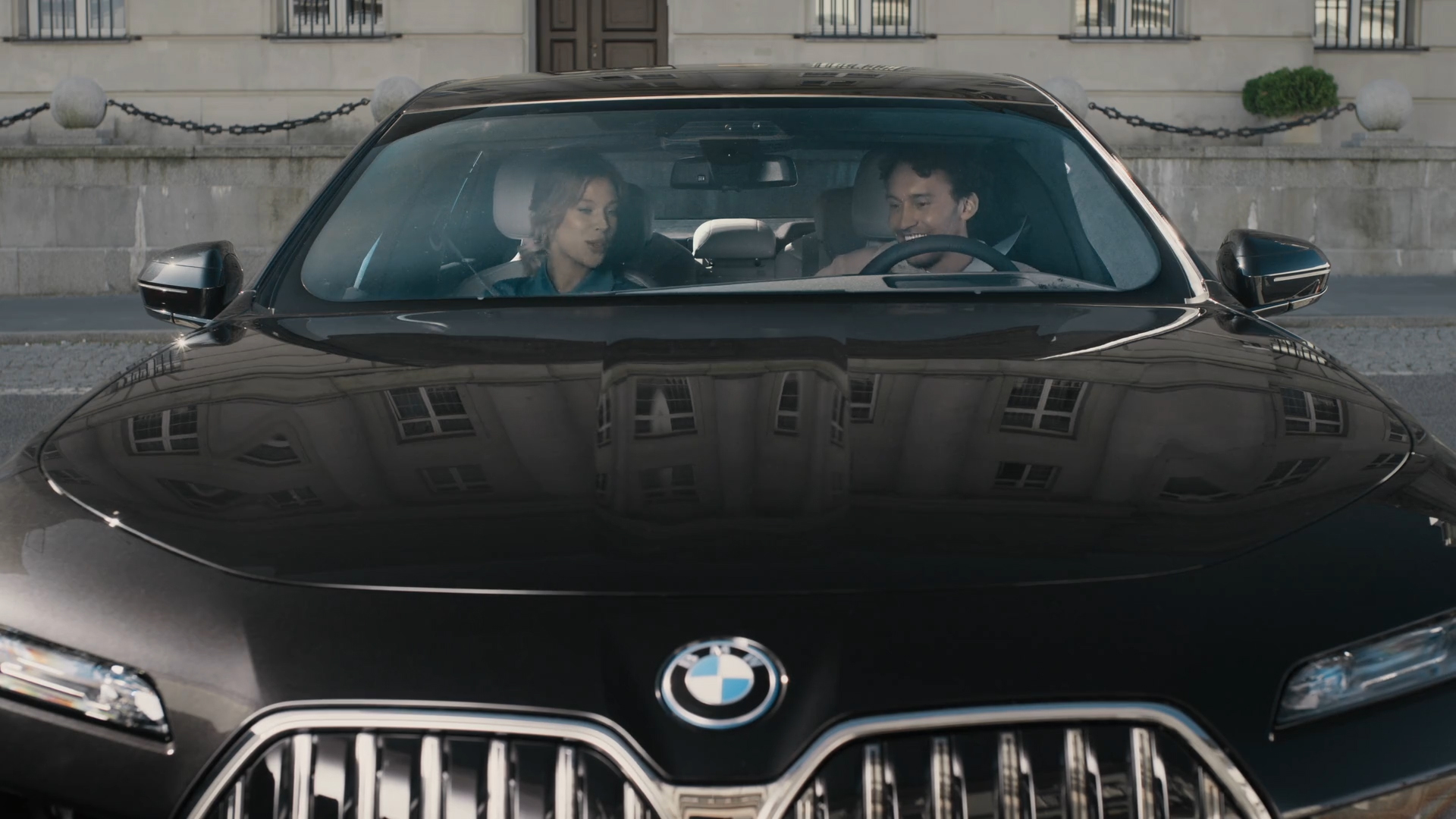 Zwiedzanie BMW iDrive Challenge Zwiedzanie BMW iDrive Challenge G70 widok z przodu dwie osoby patrzące na zakrzywiony wyświetlacz BMW