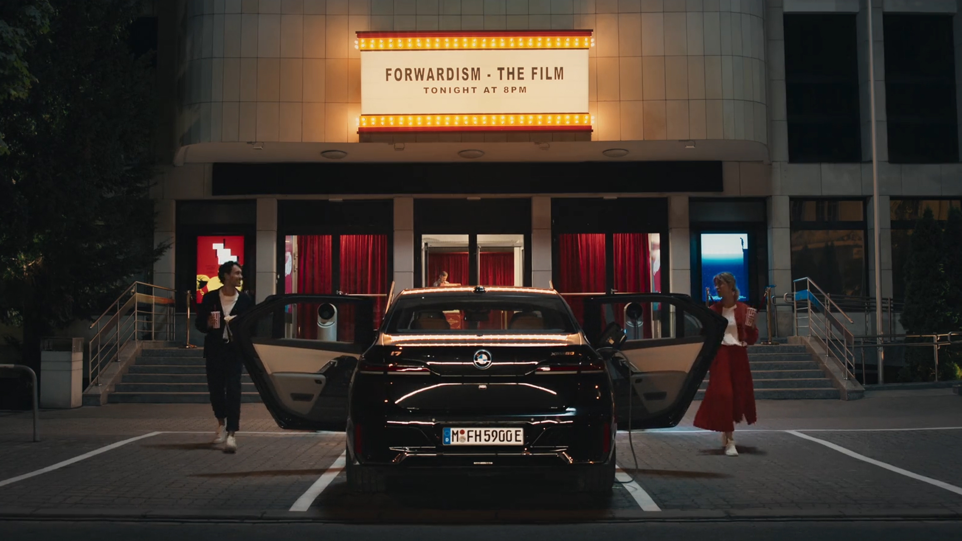 Wrażenia kinowe BMW iDrive Challenge Wrażenia kinowe BMW iDrive Challenge G70 widok z tyłu przed kinem