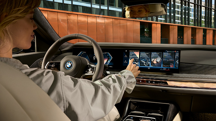 Funkcje na żądanie zakrzywiony wyświetlacz BMW BMW serii 7 G70 Funkcje na żądanie zbliżenie na zakrzywiony wyświetlacz BMW BMW serii 7 G70