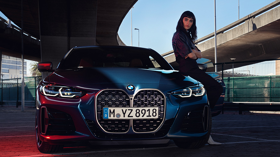 Zdalna aktualizacja oprogramowania 21-03 BMW serii 4 Coupé podczas postoju Zdalna aktualizacja oprogramowania 21-03 BMW serii 4 Coupé podczas postoju widok z przodu