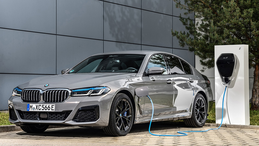 Zdalna aktualizacja oprogramowania BMW samochód hybrydowy na stacji ładowania Zdalna aktualizacja oprogramowania BMW samochód hybrydowy na stacji ładowania przedni półprofil