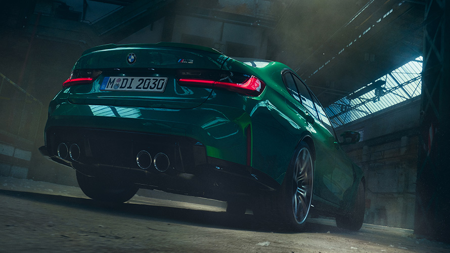 BMW M4 widok 7/8 z tyłu od dołu podczas postoju Zdalna aktualizacja oprogramowania BMW M4 widok 7/8 z tyłu od dołu podczas postoju