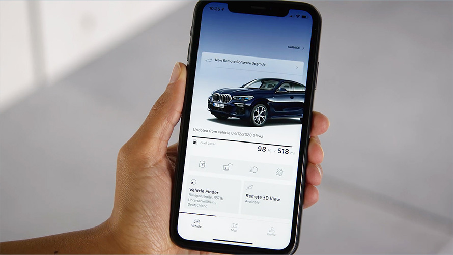Smartphone in Hand Ansicht My BMW App Remote Software Upgrade Smartphone in Hand Ansicht My BMW App