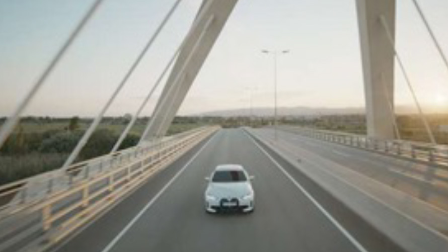 BMW IconicSounds Electric BMW na moście BMW IconicSounds Electric BMW jadące po moście