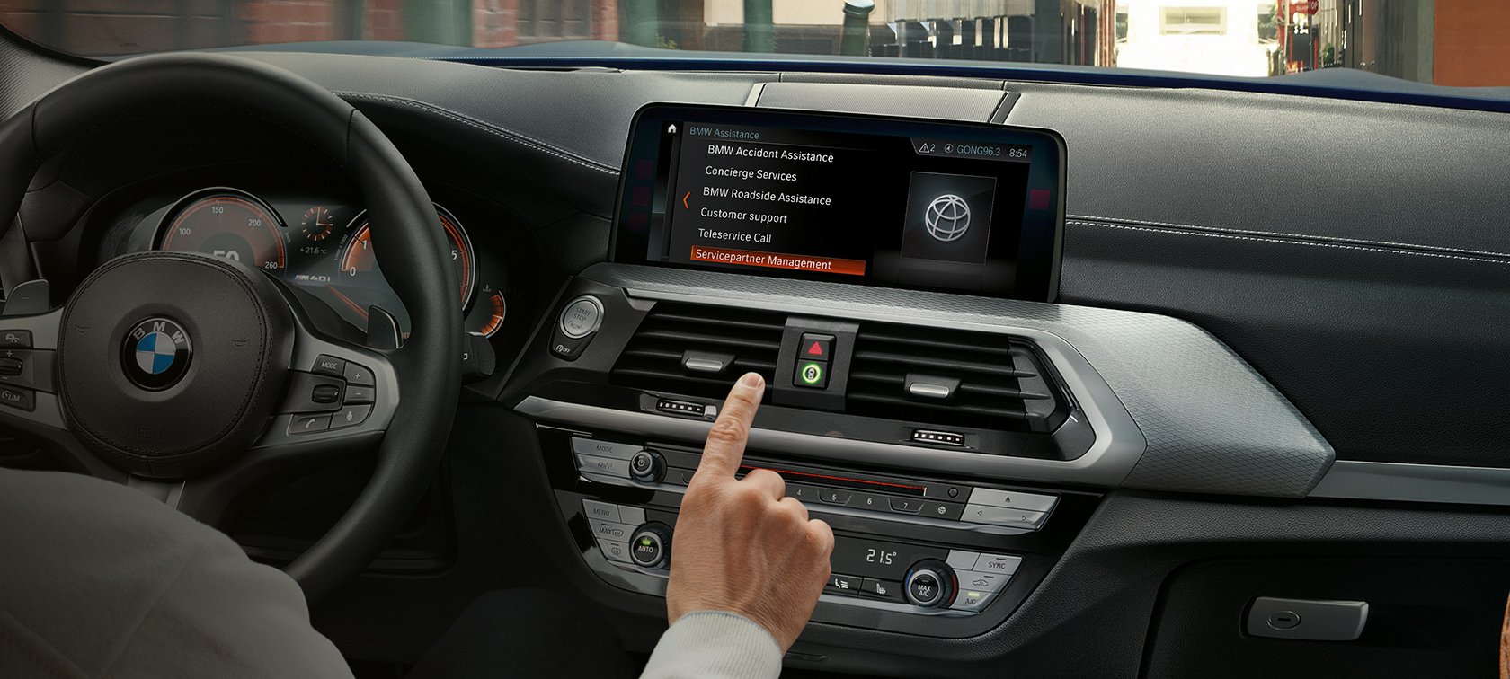 Zdjęcie wnętrza BMW z monitorem pokładowym Zdjęcie wewnątrz BMW z połączeniem na monitorze pokładowym