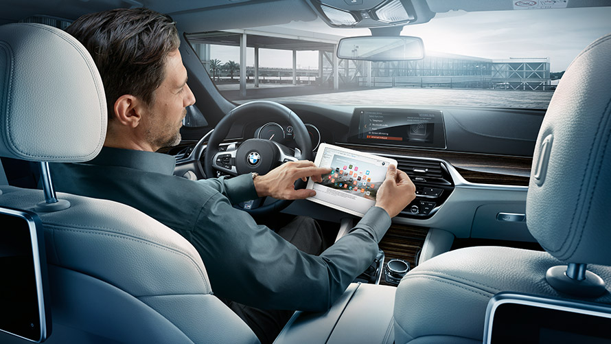 Wi-Fi Hotspot Mężczyzna używa Wi-Fi Hotspot w BMW