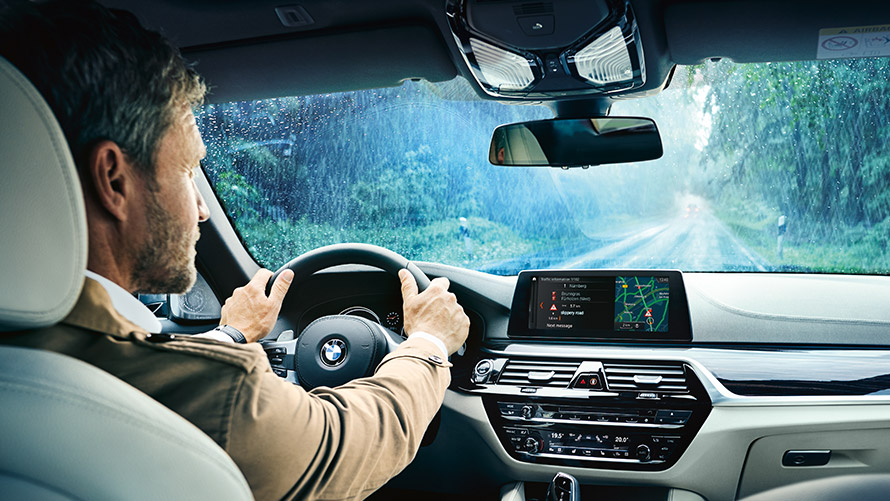 Real Time Traffic Information Mężczyzna używa Real Traffic Information na wyświetlaczu w swoim BMW