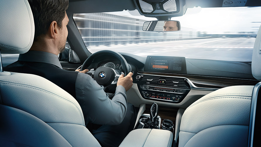 Microsoft Office 365 Mężczyzna używa Microsoft Office 365 na wyświetlaczu w swoim BMW.