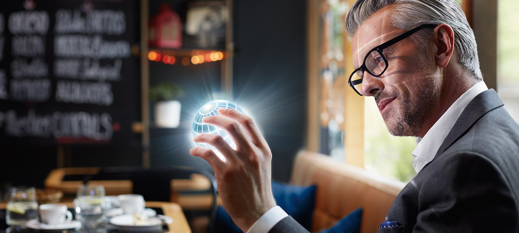 BMW ConnectedDrive: Usługi cyfrowe Mężczyzna trzyma w dłoniach glob ConnectedDrive i jest usatysfakcjonowany