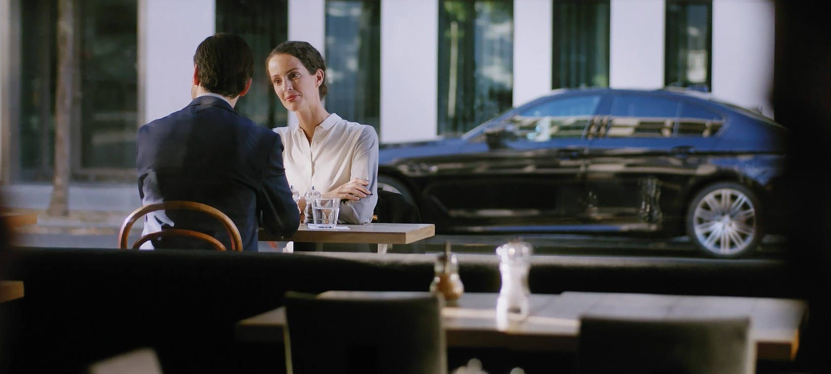 BMW Corporate Aftersales, mężczyzna i kobieta w kawiarni BMW Corporate Aftersales: mężczyzna i kobieta siedzą w kawiarni, w tle BMW