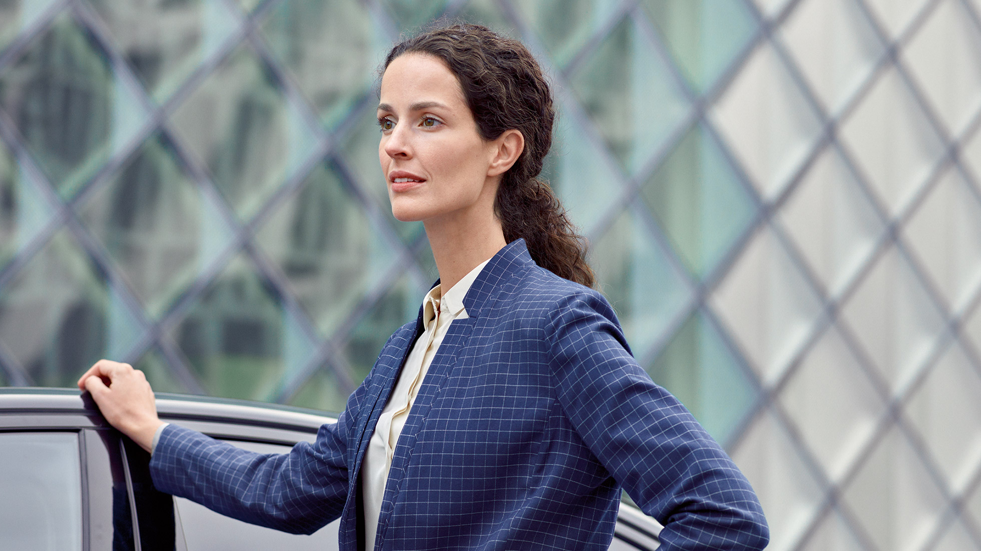 BMW Corporate Aftersales, BMW ConnectedDrive BMW ConnectedDrive: kobieta przed BMW