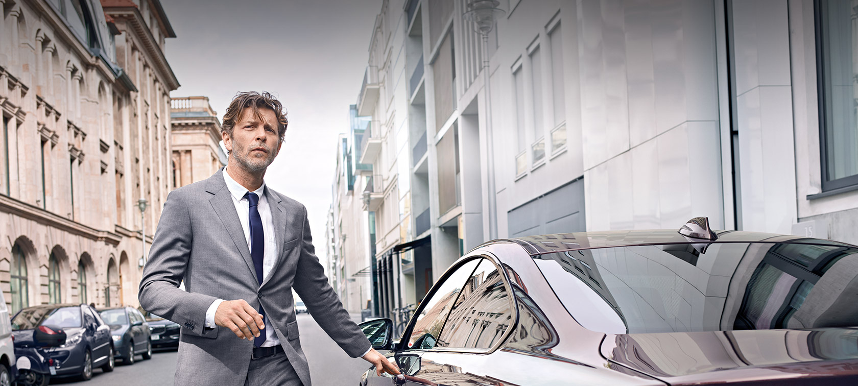 BMW Corporate Aftersales BMW Corporate Aftersales: mężczyzna wsiada do swojego BMW