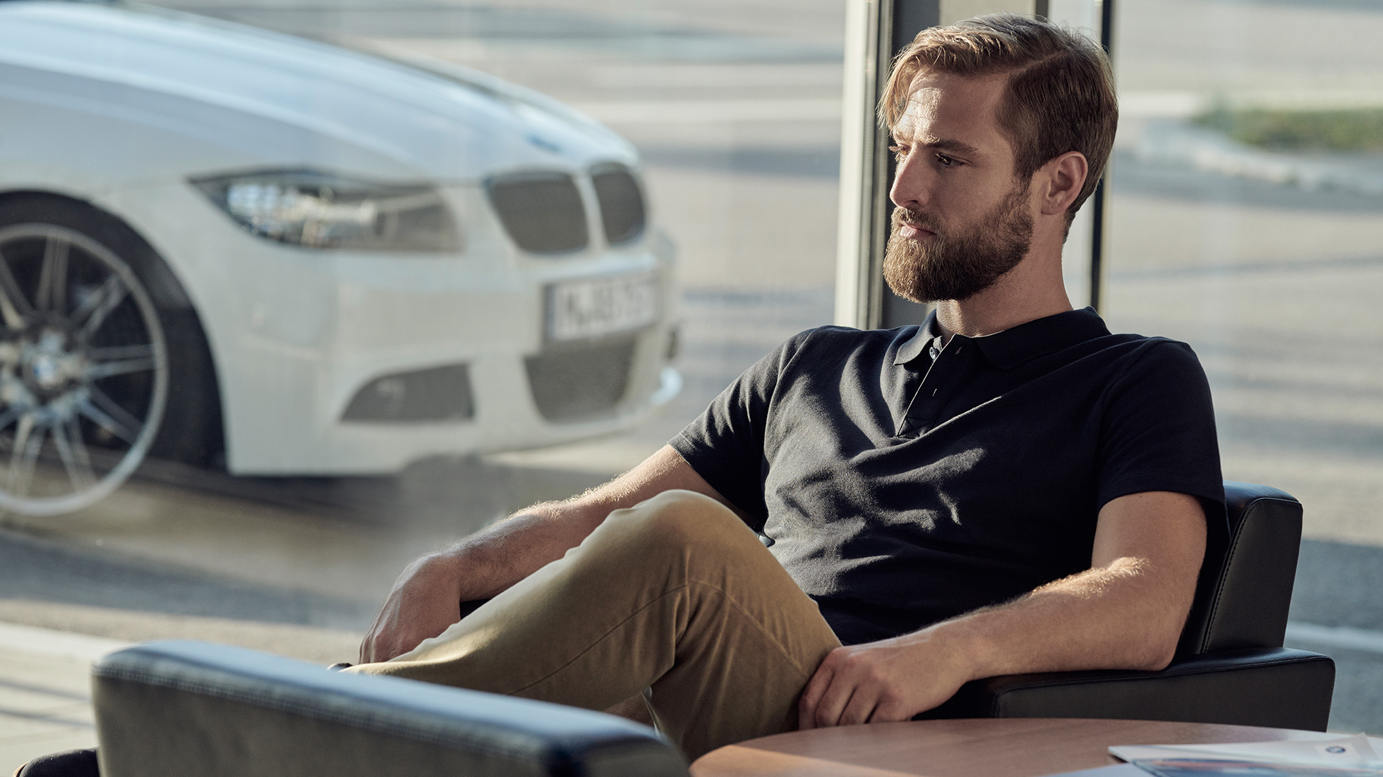 Serwis BMW, BMW Service Inclusive Serwis BMW, BMW Service Inclusive, mężczyzna siedzi zrelaksowany u dealera BMW