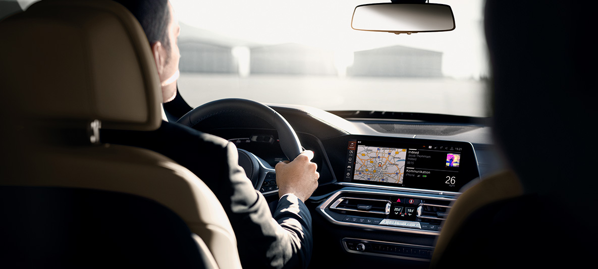 Samochody opancerzone BMW szkolenie kierowców wnętrze Samochody opancerzone BMW szkolenie kierowców wnętrze mężczyzna prowadzący BMW