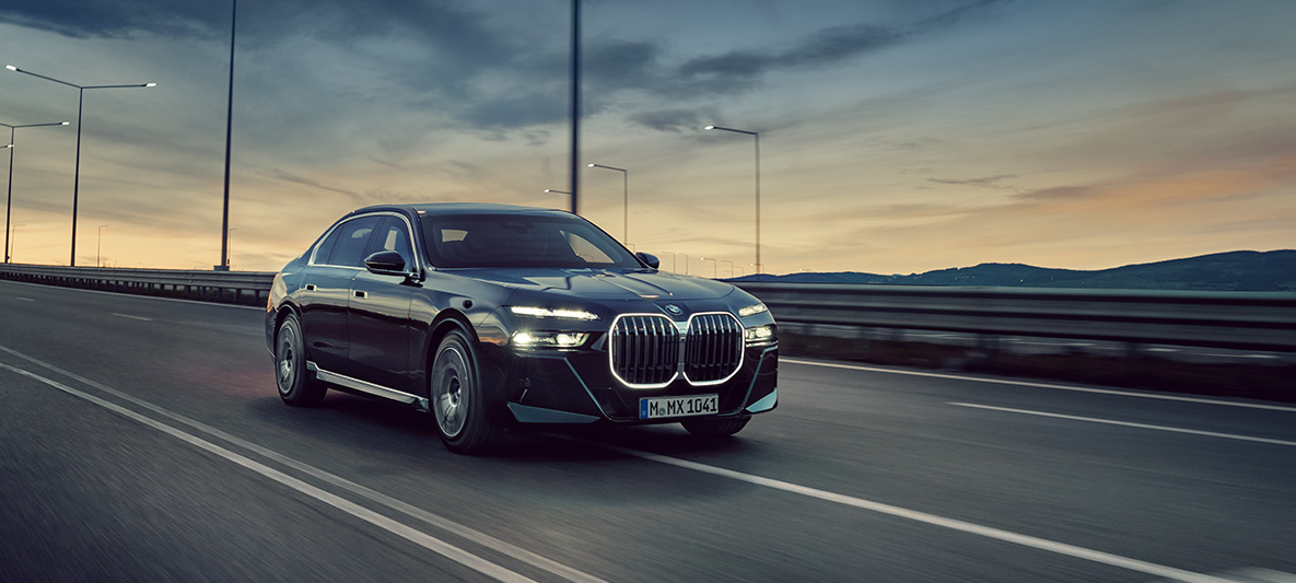 Samochody opancerzone BMW szkolenie kierowców Samochody opancerzone BMW szkolenie kierowców przedni półprofil BMW podczas jazdy na ulicy
