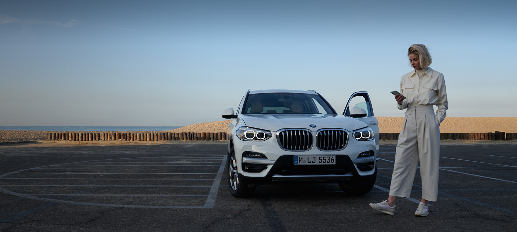 Kobieta używa aplikacji My BMW na smartfonie Kobieta używa aplikacji My BMW na smartfonie