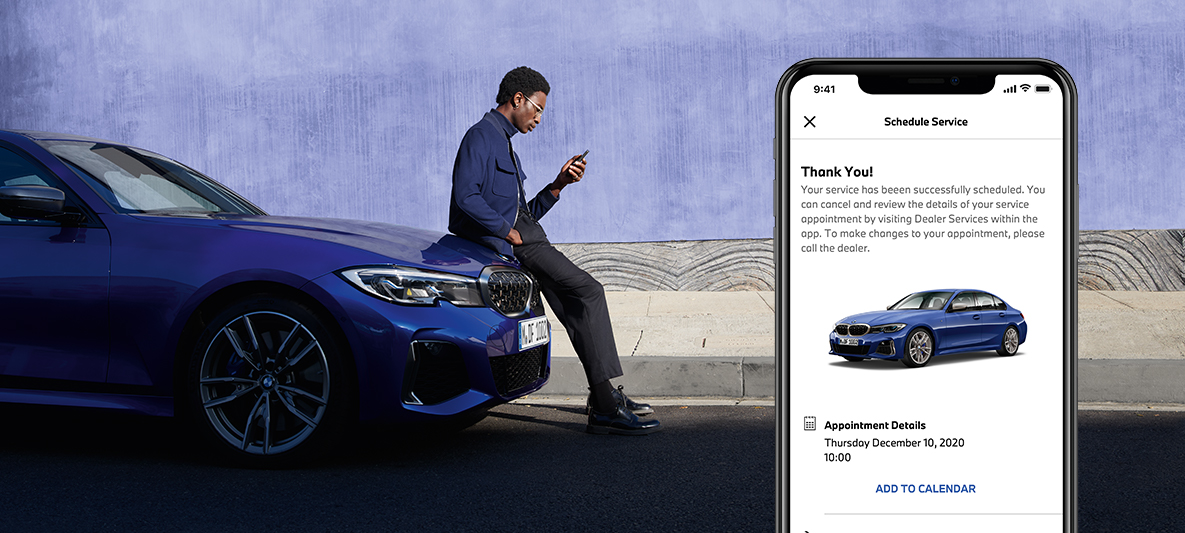 Aplikacja My BMW, zarządzanie serwisem, mężczyzna siedzący na masce BMW Aplikacja My BMW, zarządzanie serwisem, mężczyzna siedzący na masce BMW