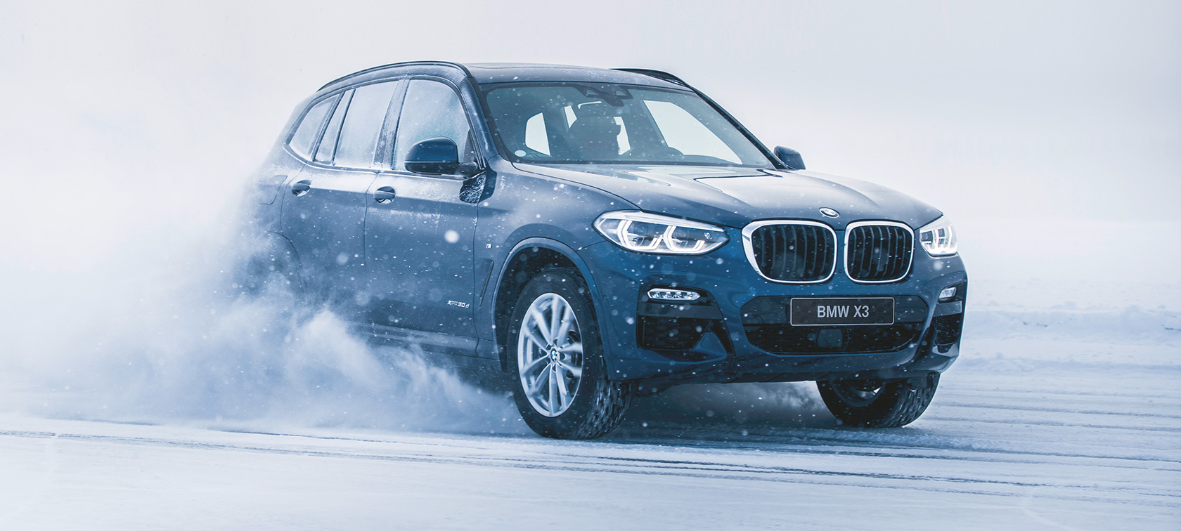 Akcesoria jesienne i zimowe BMW BMW X3 w śniegu, przedni półprofil