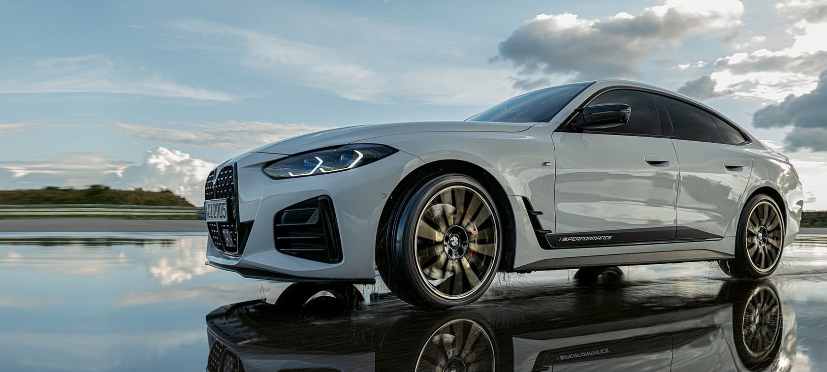 BMW serii 4 Gran Coupé (G26) z M Performance Parts podczas jazdy na mokrej nawierzchni BMW serii 4 Gran Coupé (G26) z M Performance Parts podczas jazdy na mokrej nawierzchni
