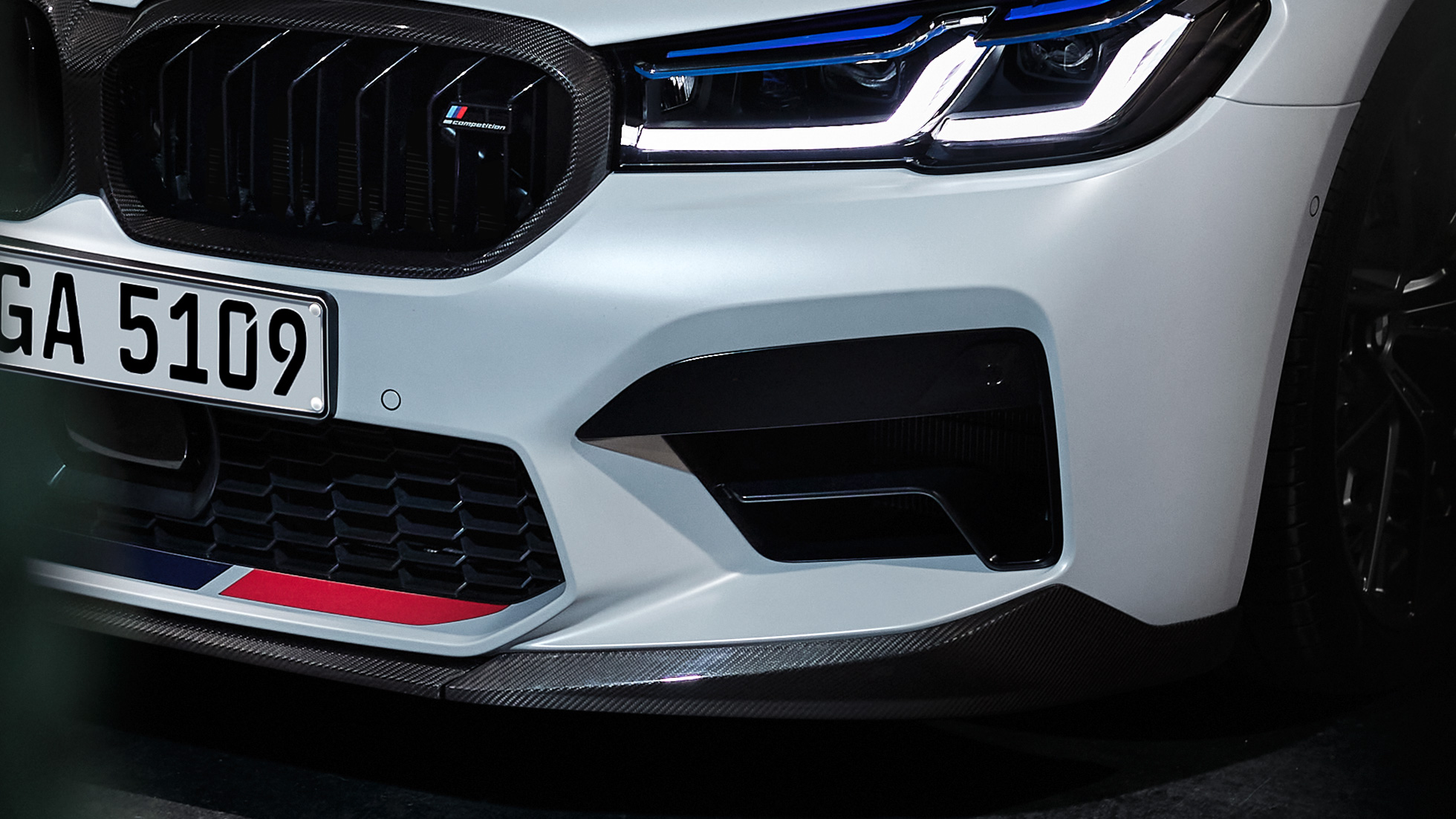Karbonowy przedni splitter M Performance zbliżenie Akcesoria BMW M Performance Parts karbonowy przedni splitter zbliżenie