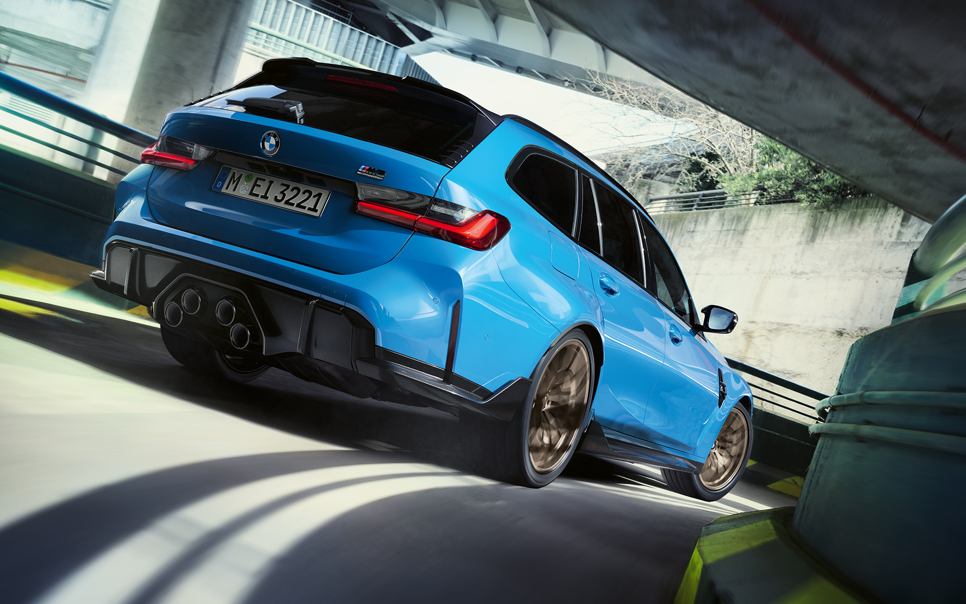 BMW M3 Touring G81 akcesoria BMW M Performance Parts tylny półprofil BMW M3 Touring G81 akcesoria BMW M Performance Parts tylny półprofil podczas jazdy