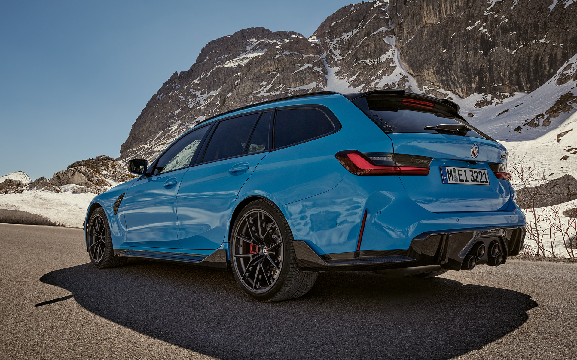 BMW M3 Touring G81 akcesoria BMW M Performance Parts półprofil podczas jazdy BMW M3 Touring G81 akcesoria BMW M Performance Parts półprofil podczas jazdy na tle gór