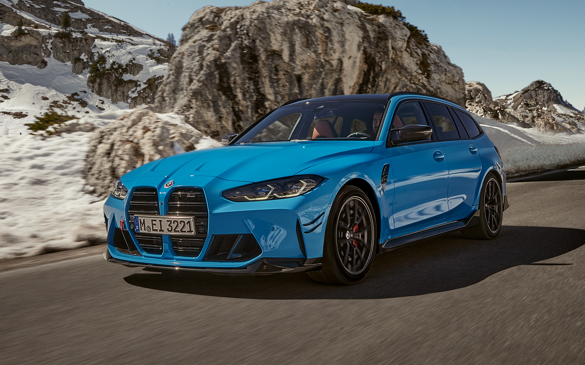 BMW M3 Touring G81 akcesoria BMW M Performance Parts przedni półprofil podczas jazdy BMW M3 Touring G81 akcesoria BMW M Performance Parts przedni półprofil podczas jazdy na tle gór