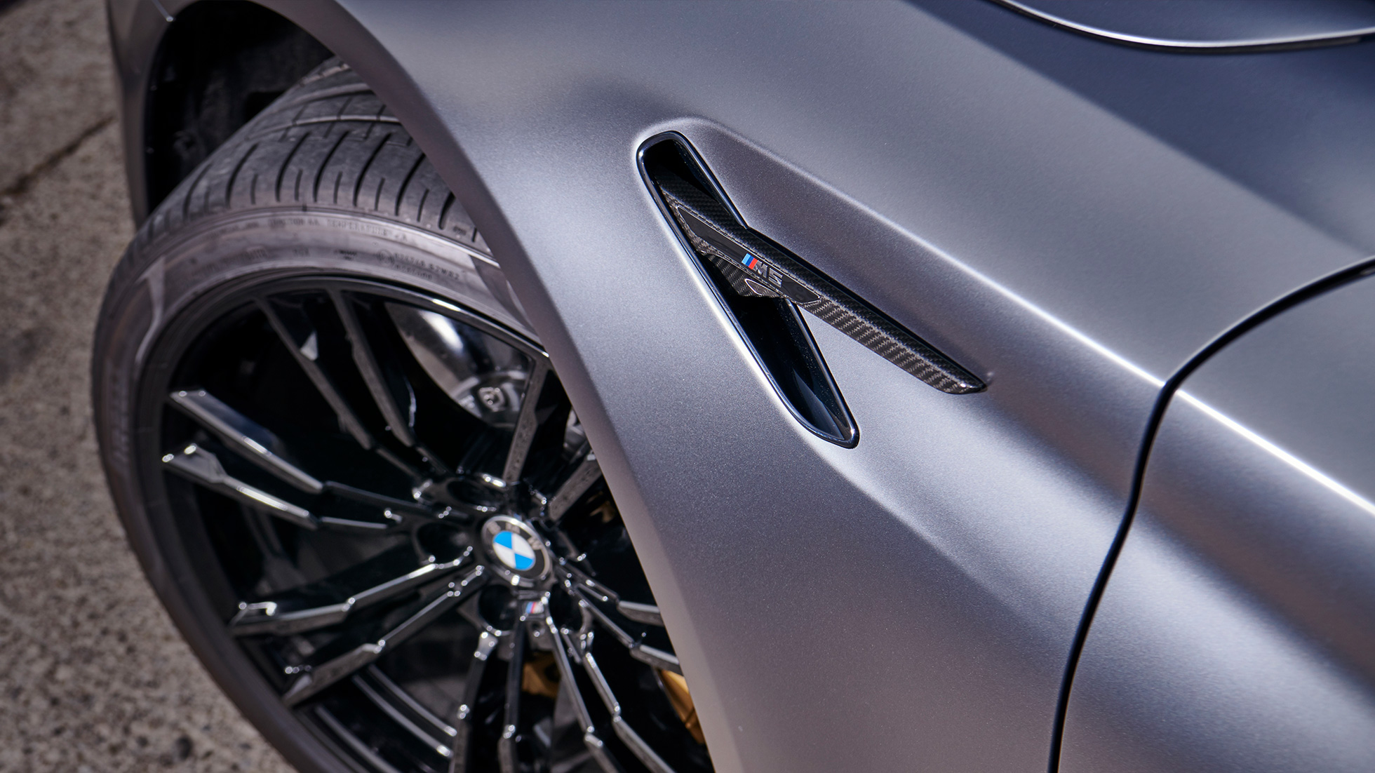 Karbonowe listwy ozdobne na skrzela BMW M Performance Karbonowe listwy ozdobne na skrzela BMW M Performance