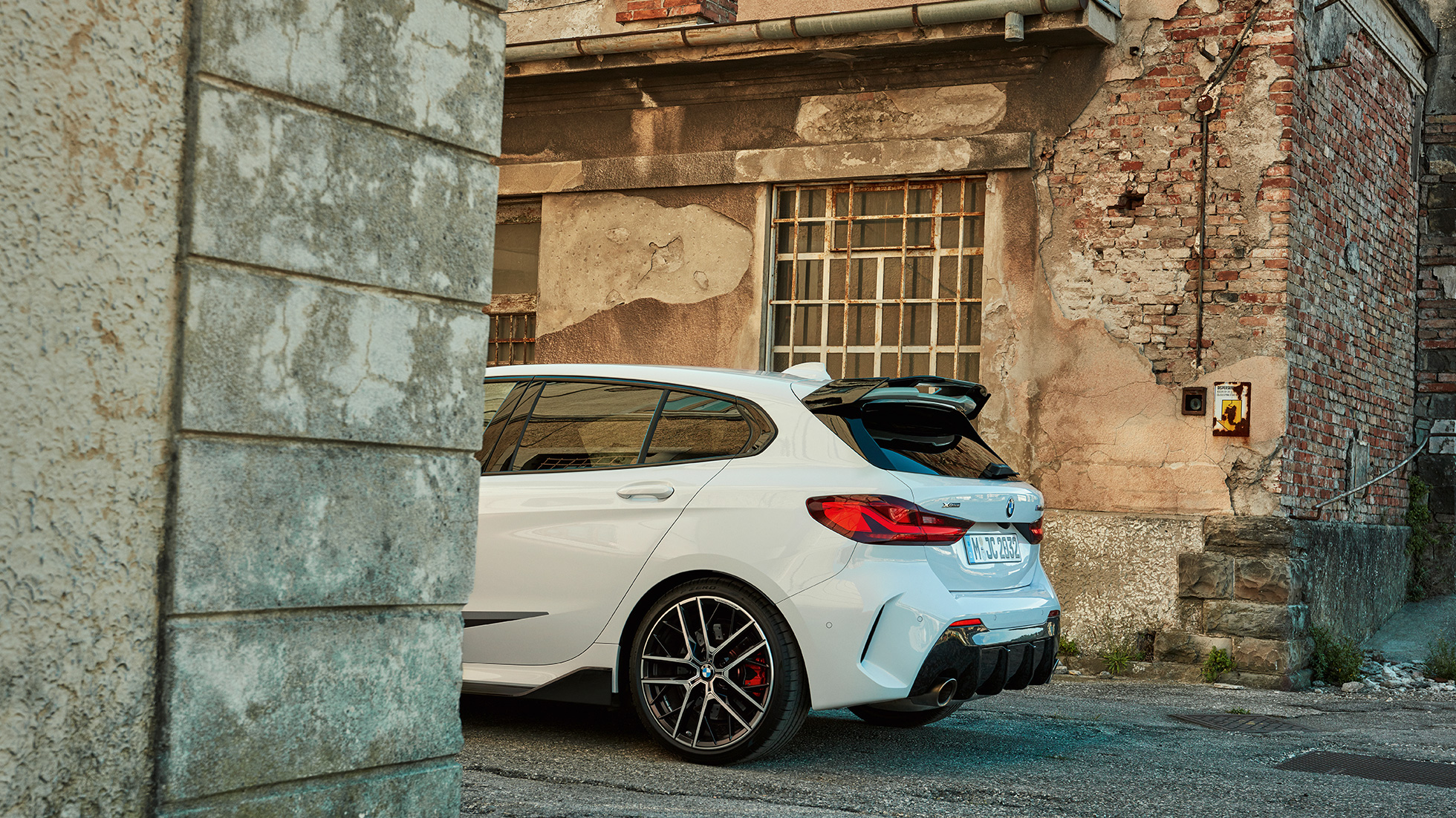BMW serii 1 BMW M135i xDrive F40 M Performance tył BMW serii 1 BMW M135i xDrive F40 M Performance tył zbliżenie