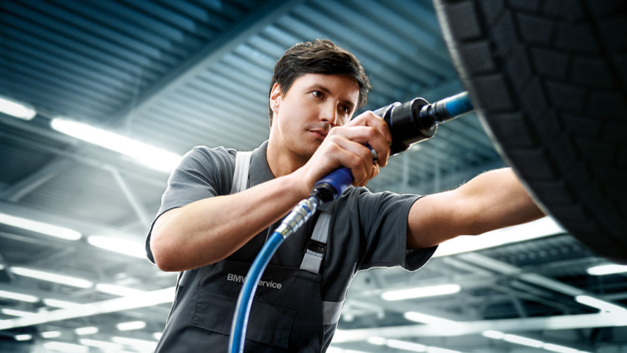 Oferta BMW Serwis opon Letnia oferta BMW Serwis opon BMW mechanik naprawia BMW