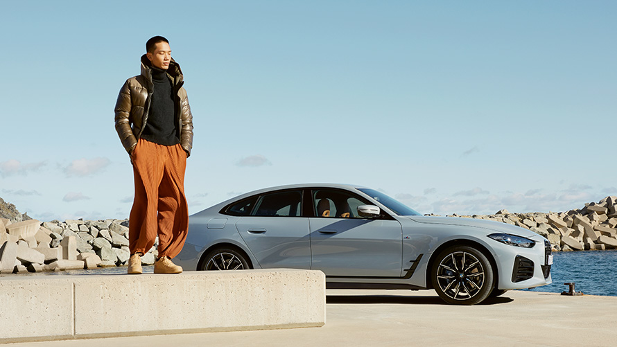 BMW na tle letniego krajobrazu z modelem/modelką BMW Service Inclusive BMW na tle letniego krajobrazu z modelem/modelką
