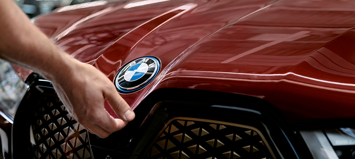 Przeglądy i konserwacja BMW Przeglądy i konserwacja BMW ręka na masce samochodu BMW