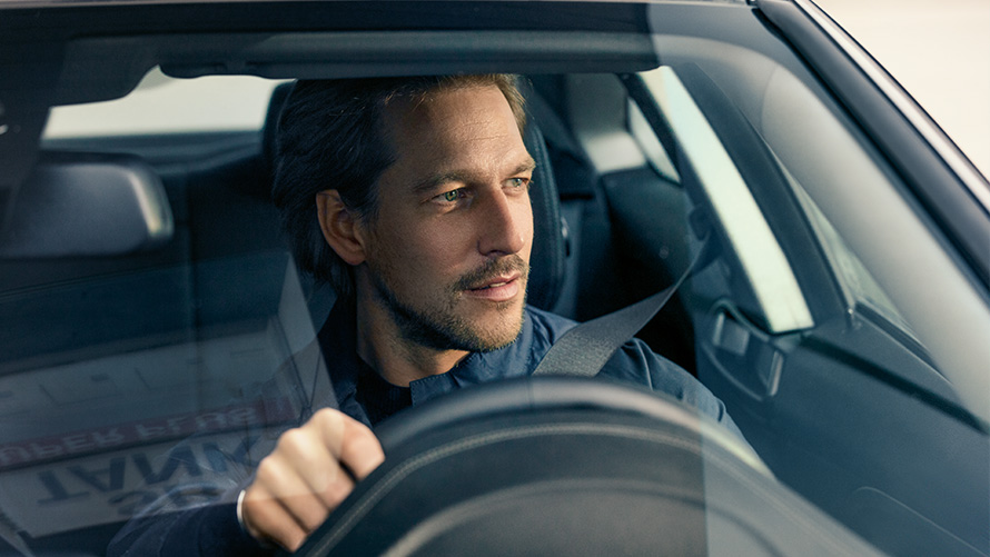 BMW Service Inclusive Mężczyzna za kierownicą BMW