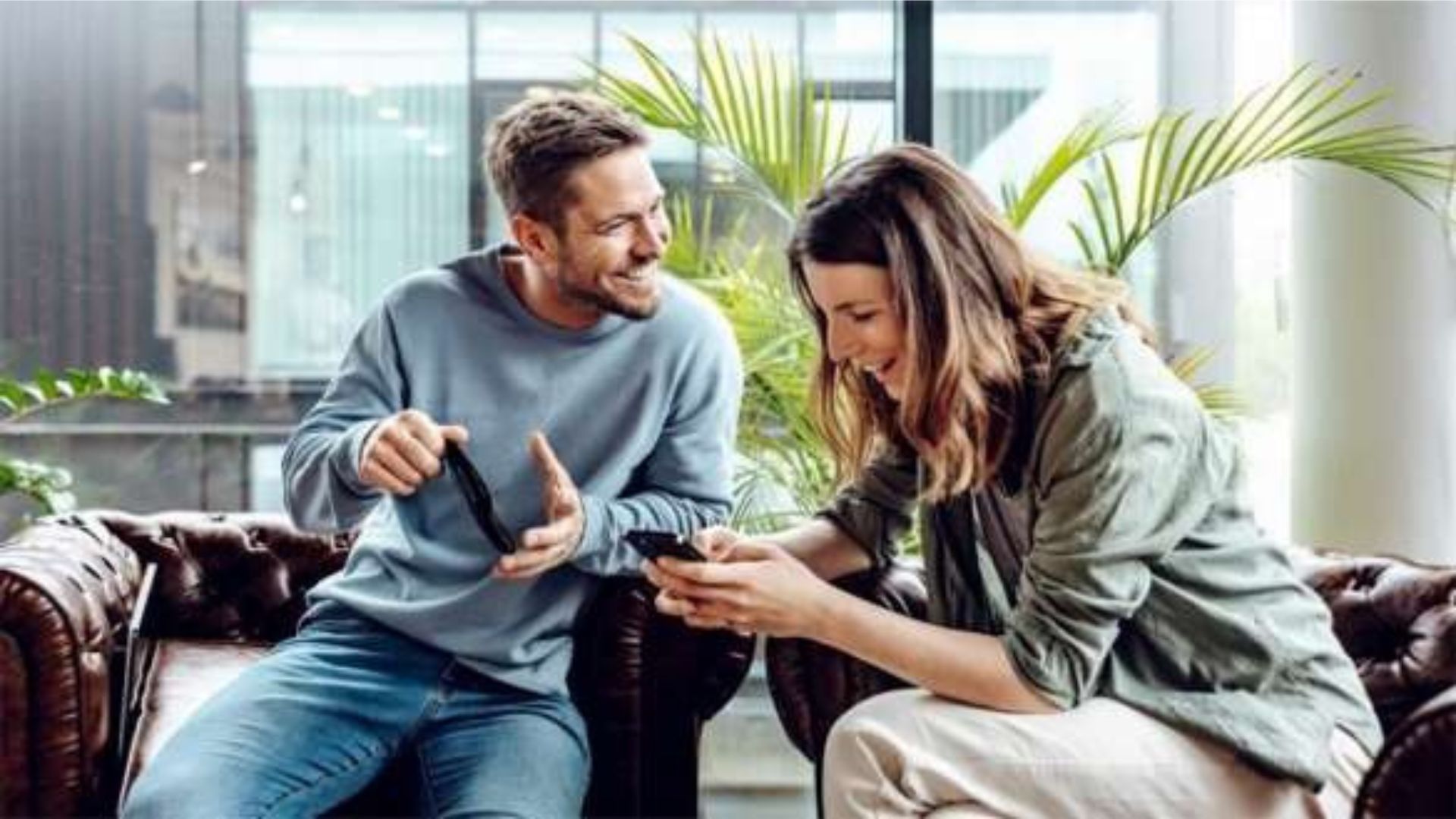 Funktionsweise Proactive Care Proactive Care, Check-up & Wartung Funktionsweise Proactive Care Proactive Care, Check-up & Wartung Frau sitzend mit Hand am Lenkrad im BMW Fahrzeug
