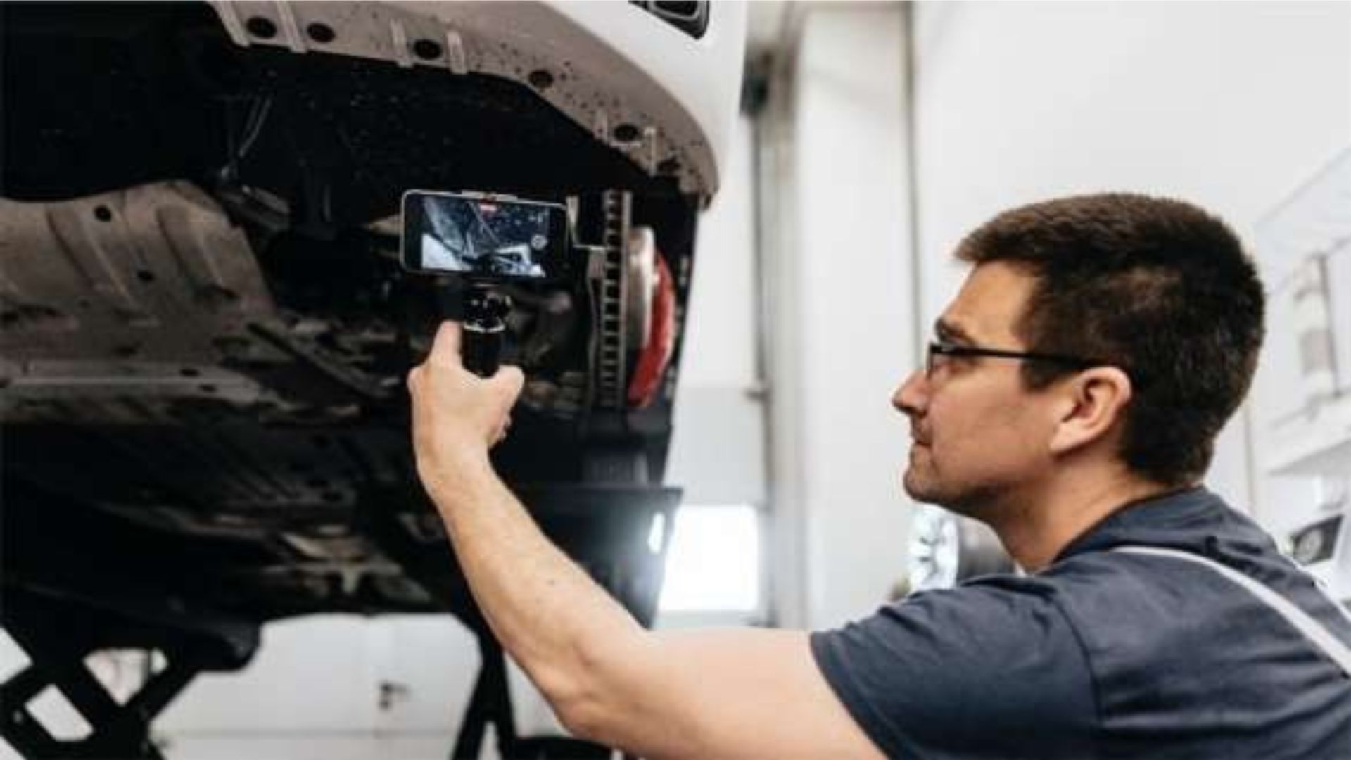 Funktionsweise Proactive Care Proactive Care, Check-up & Wartung Funktionsweise Proactive Care Proactive Care, Check-up & Wartung Frau sitzend mit Hand am Lenkrad im BMW Fahrzeug