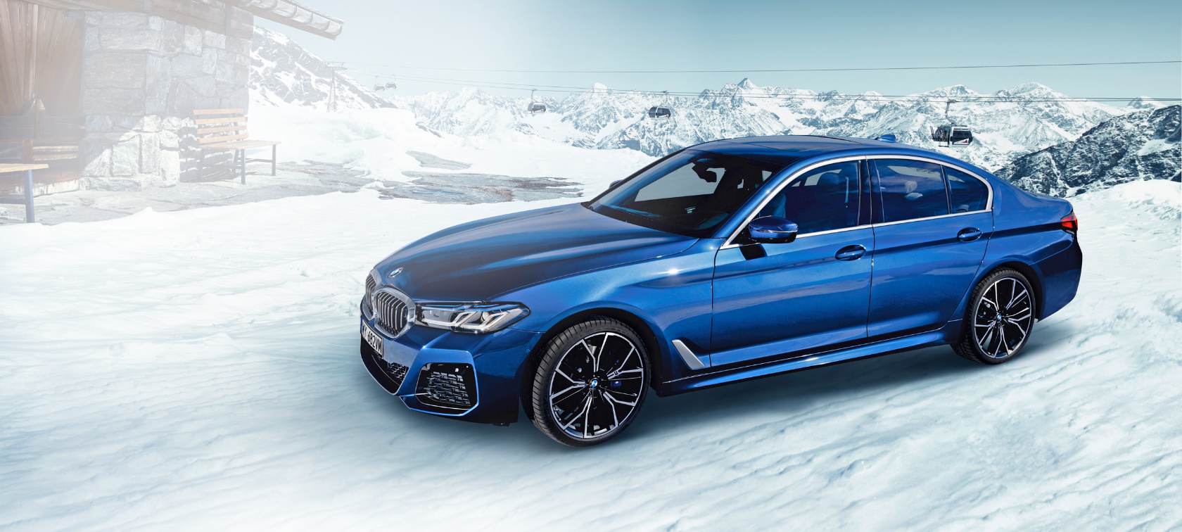 BMW serii 5 Limuzyna G30 modernizacja 2020 niebieski Phytonic na śniegu
