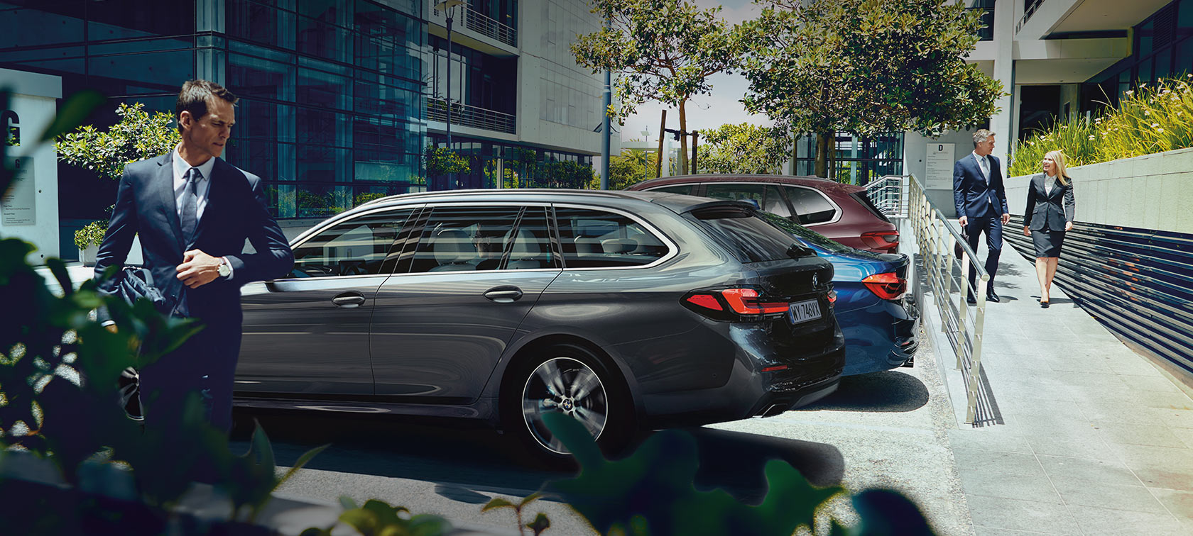 Sprzedaż korporacyjna BMW dla klientów korporacyjnych i firm Sprzedaż korporacyjna BMW dla klientów korporacyjnych i firm mężczyzna przed BMW